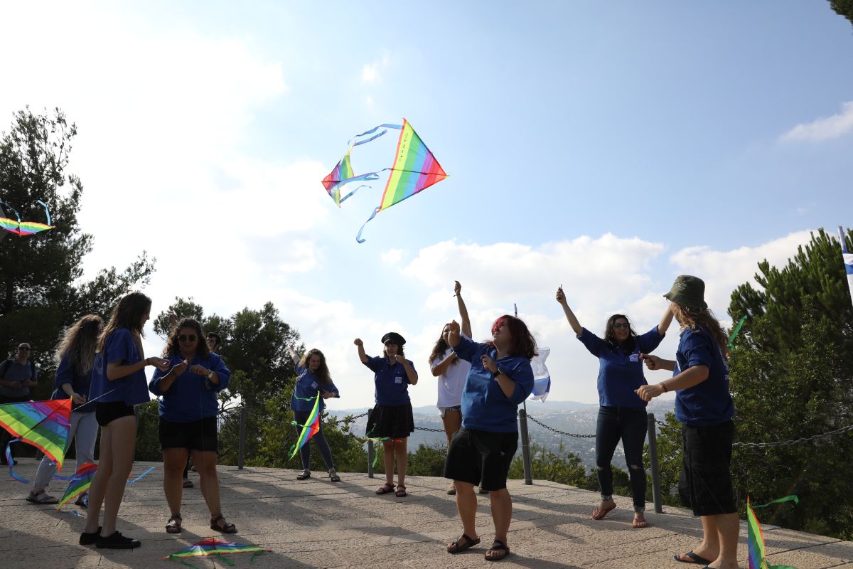 Members of Hamahanot Haolim Youth Movement flying kites in memory of Janusz Korczak, Stefa Wilczynska and the children of the Warsaw ghetto orphanage murdered at Treblinka