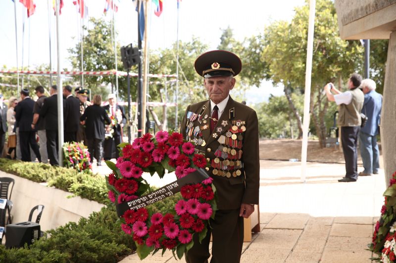 Wreaths were laid by Jewish veterans as well as representatives of the Allied forces at Yad Vashem's Monument to the Jewish Soldiers and Partisans