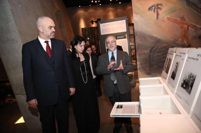 The Prime Minister and his wife Linda took a special interest in the section dedicated to the Righteous Among the Nations. They were guided through the Museum by Yad Vashem Libraries Director Dr. Robert Rozett (right).