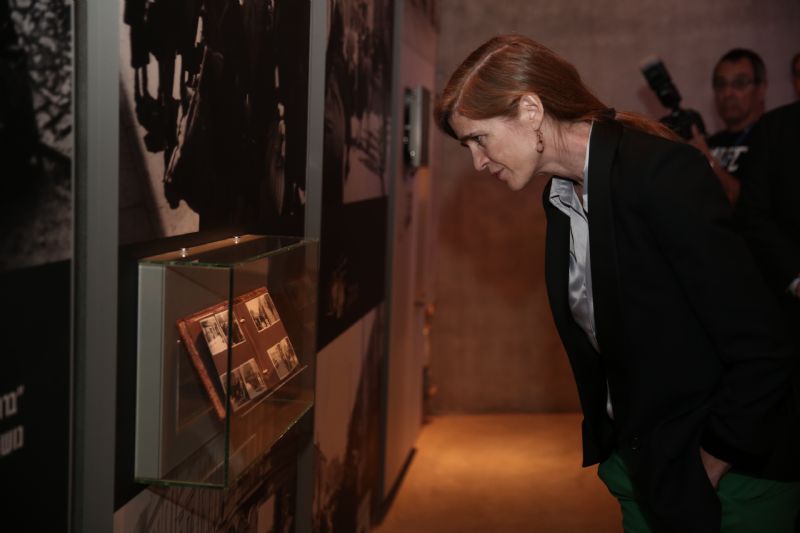 בעת סיורה במוזאון לתולדות השואה השגרירה פאואר הקדישה תשומת לב מיוחדת לסיפוריהם האישיים של הקורבנות והניצולים