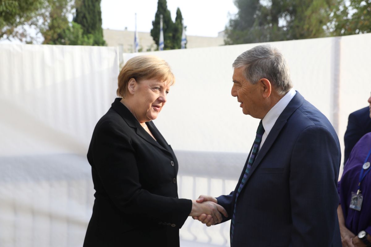 Yad Vashem Chairman Avner Shalev greets German Chancellor Angela Merkel at Yad Vashem