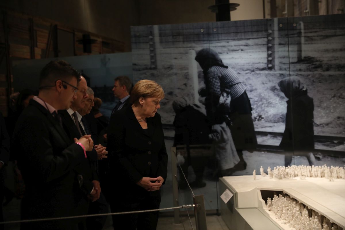 The Chancellor viewing the model depicting the process of murder in Auschwitz-Birkenau 