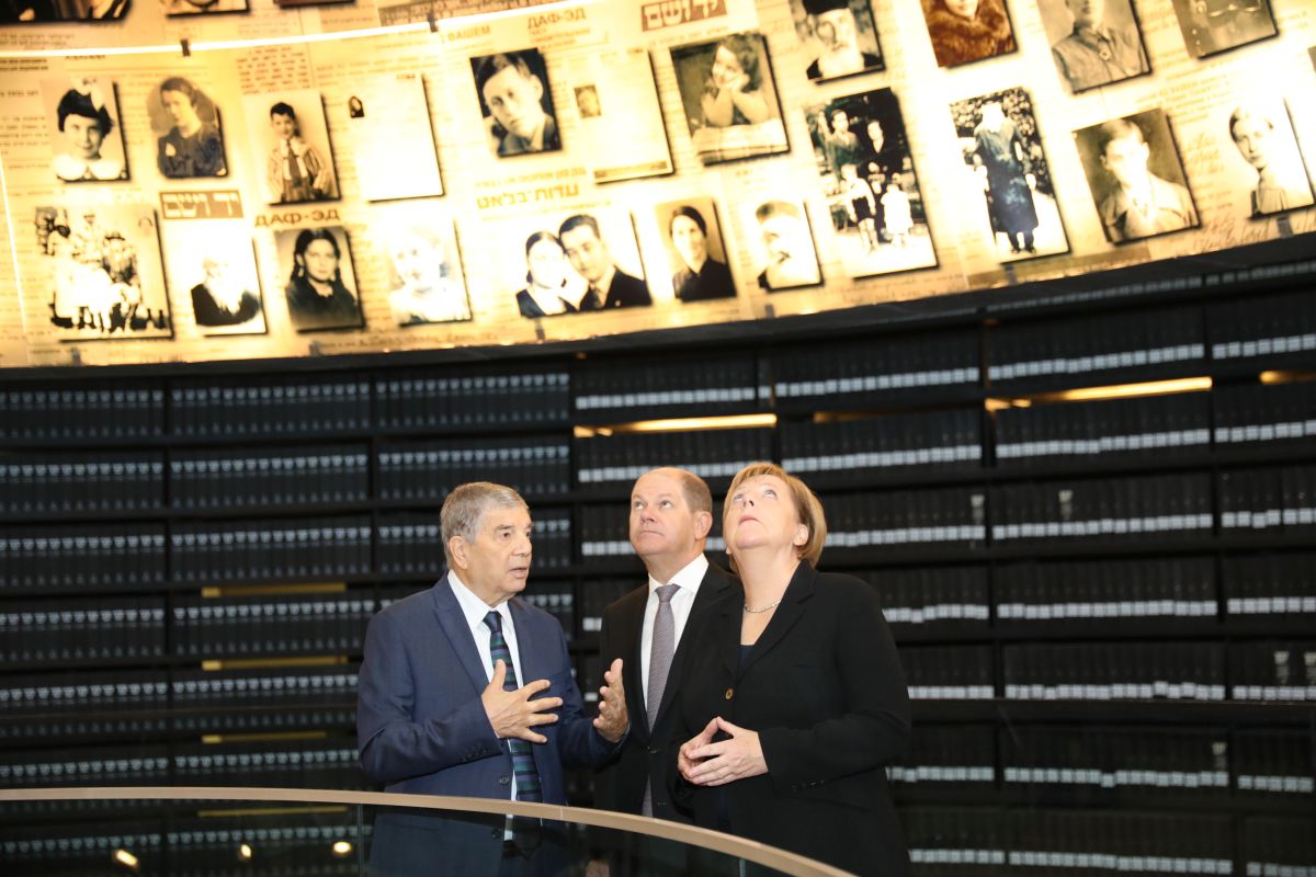(L-R) Yad Vashem Chairman Avner Shalev, Deputy Chancellor Olaf Scholz and Chancellor of Germany H.E. Dr. Angela Merkel in the Hall of Names