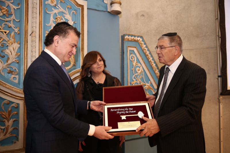 Michael and Laura Mirilashvili receive the Key to Yad Vashem from Avner Shalev in gratitude for their dedication to Shoah Remembrance