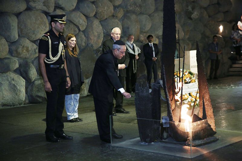 נשיא הודו מעלה את אש התמיד בטקס זיכרון באוהל יזכור