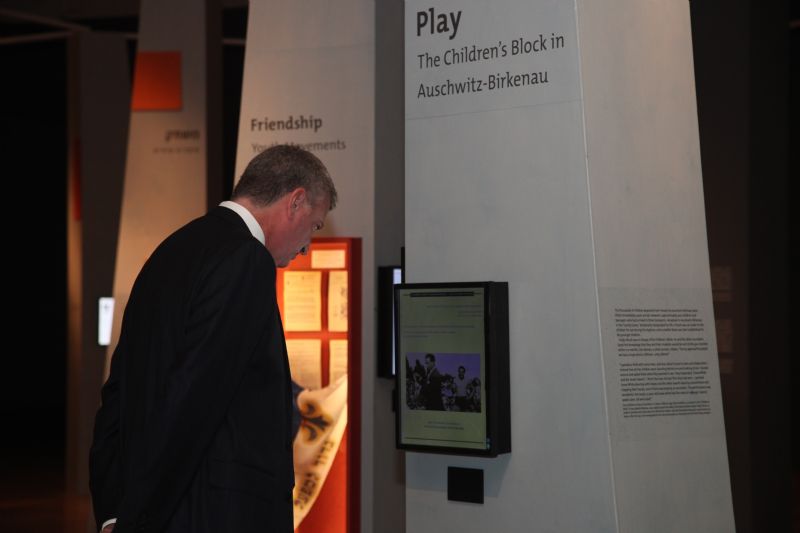 ראש עיריית ניו יורק ביל דה בלאזיו בתערוכה "כוכבים בלי שמיים: ילדות בשואה" בביתן לתערוכות מתחלפות