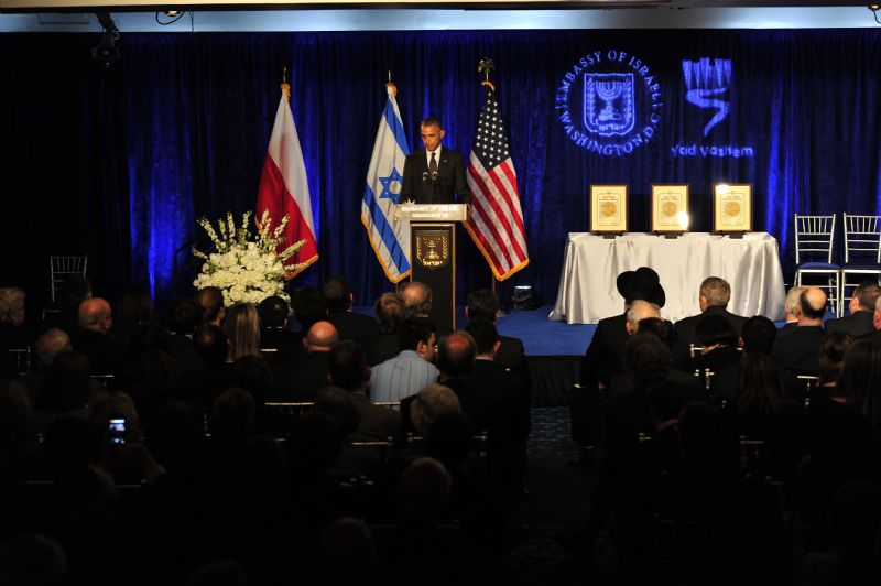 נשיא ארצות הברית ברק אובמה נושא דברים בפני בני משפחותיהם של חסידי אומות העולם בשגרירות ישראל בוושינגטון.