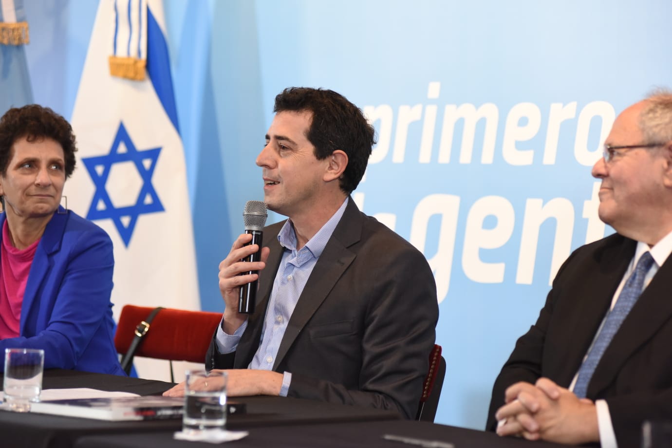 La embajadora de Israel en Argentina, Galit Ronen (izq.), el ministro del Interior argentino, Eduardo Enrique de Pedro (der.), y el presidente de Yad Vashem, Dani Dayan, asisten a una conferencia de prensa conjunta