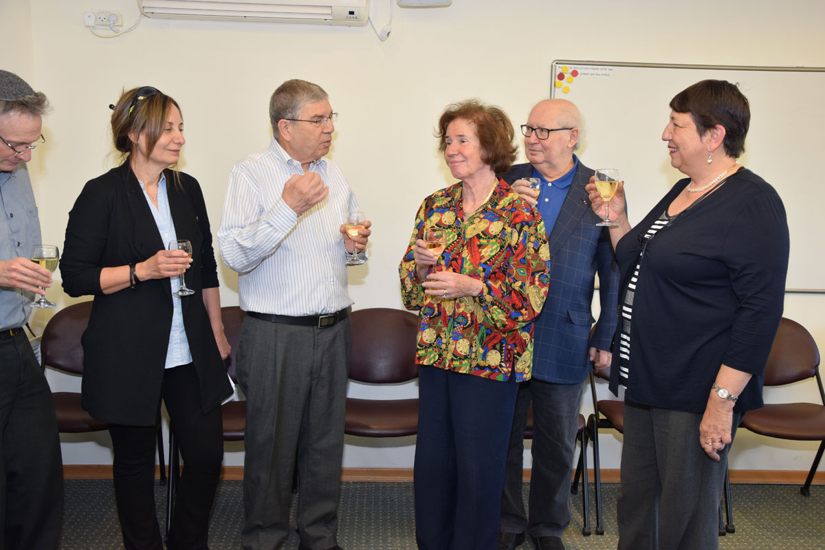 De gauche à droite : Yossi Gvir, adjoint du Président, Avner Shalev, Président de Yad Vashem, Beate et Serge Klarsfeld, Miry Gross, Directrice des Relations avec les pays francophones.