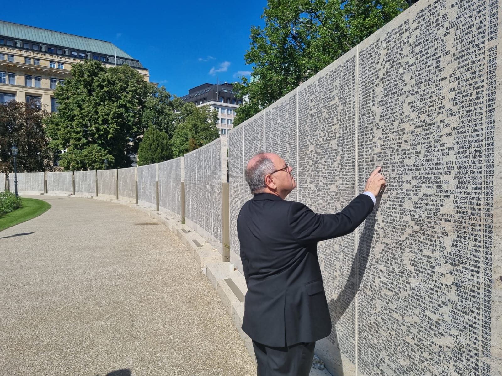 דני דיין במהלך ביקור באתר ההנצחה לקורבנות השואה האוסטרים "קיר השמות" בוינה