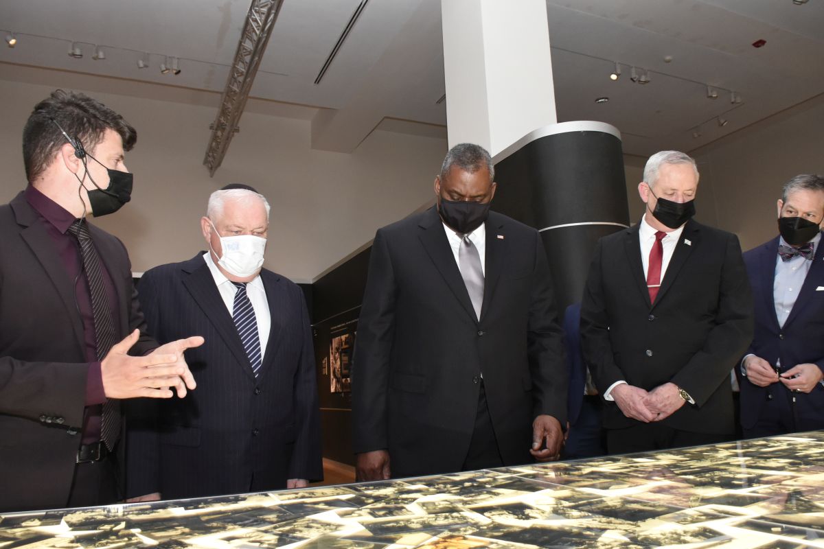 Secretary Austin (center), accompanied by Acting Chairman Ronen Plot and Minister of Defense Benny Gantz was guided through the "Flashes of Memory" exhibition at Yad Vashem