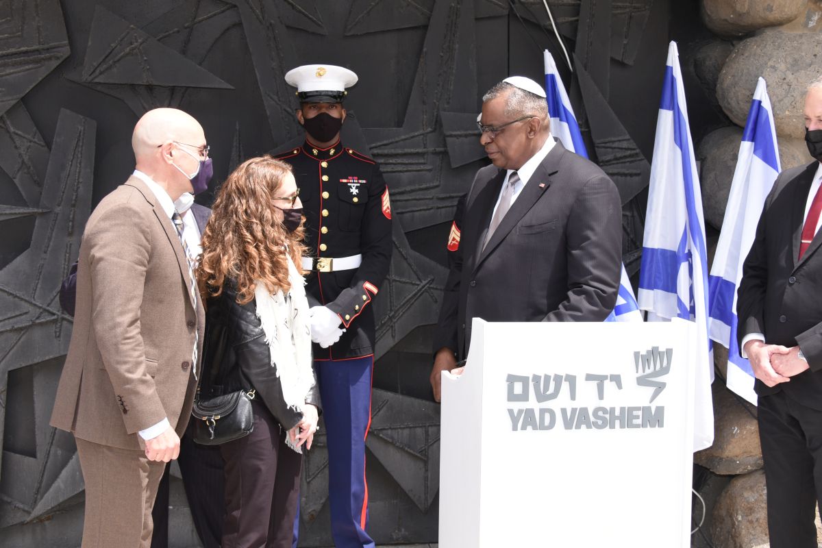 Secretary of Defense Lloyd Austin together with American Society for Yad Vashem incoming Co-Chairs Adina Burian and Mark Moskowitz outside the Hall of Remembrance
