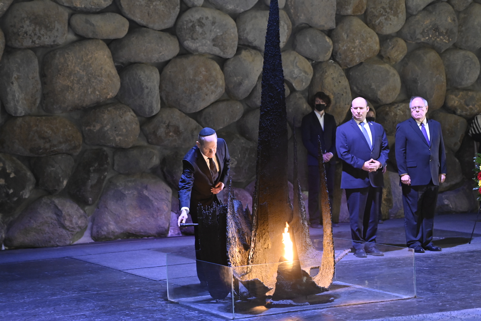 Chancellor Olaf Scholz reignites the Eternal Flame in the Hall of Remembrance