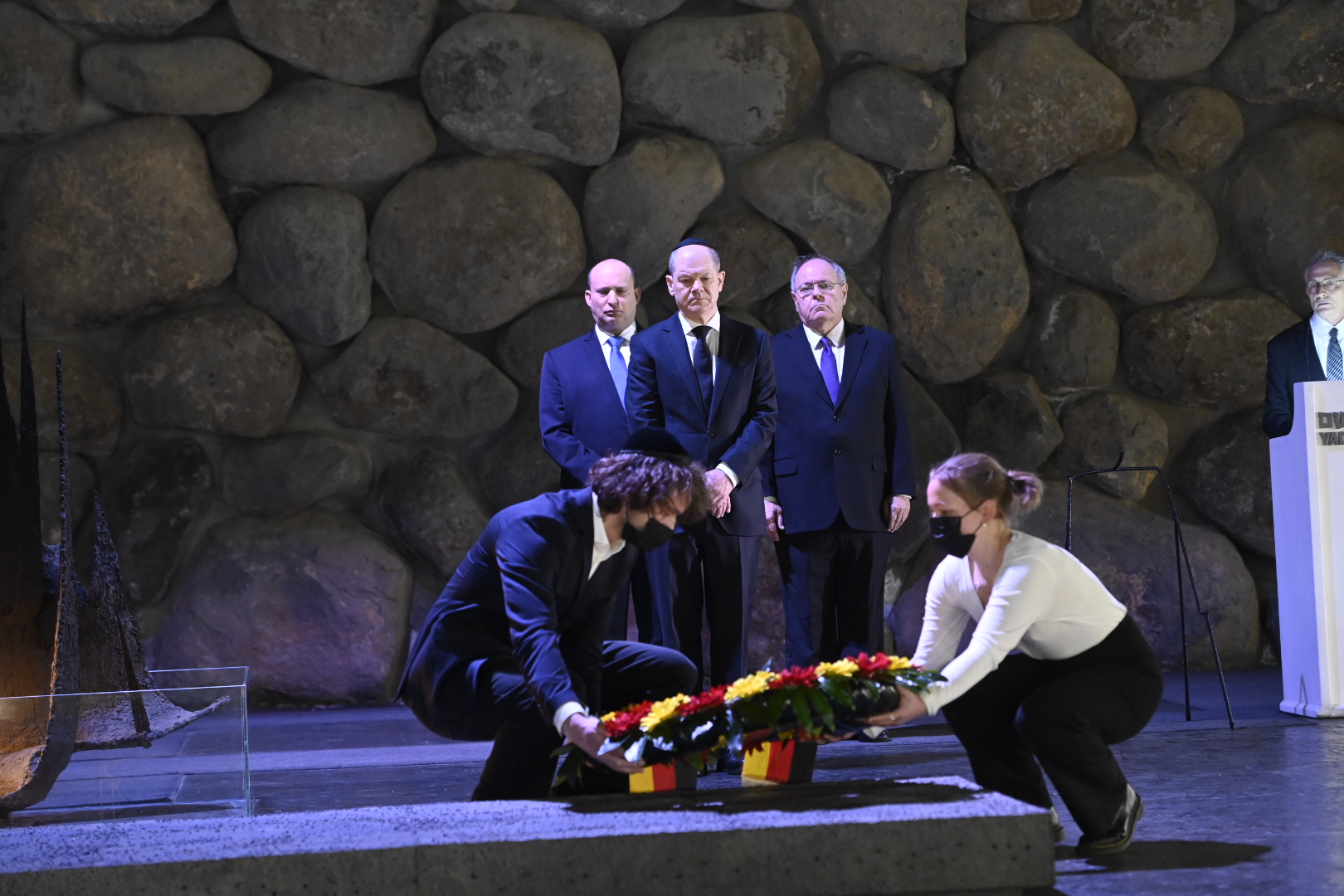 Young German volunteers in Israel lay the memorial wreath on behalf of Chancellor Scholz