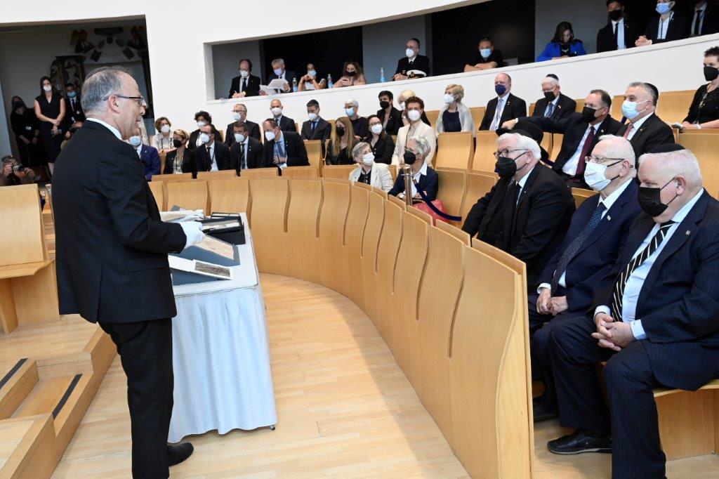 International Relations Division Director Dr. Haim Gertner displays two diaries written by Jews during the Holocaust to President Steinmeier and President Rivlin in Yad Vashem's Synagogue. 