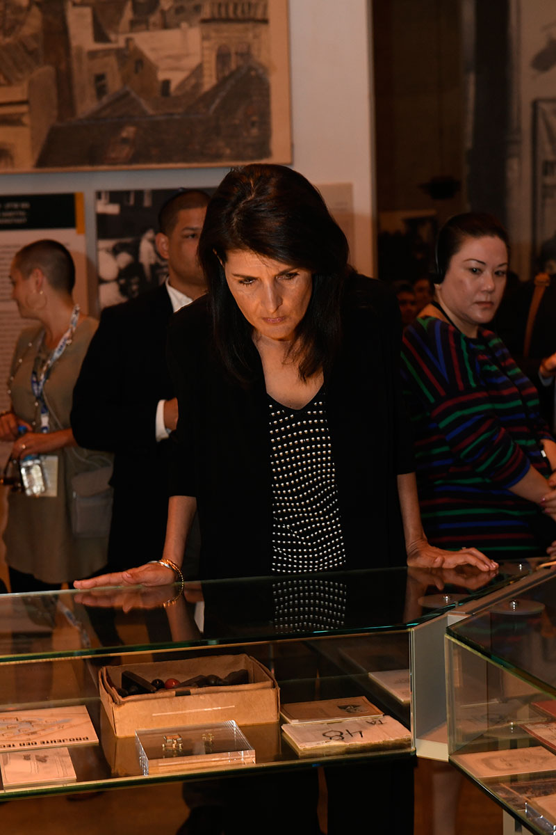 השגרירה ניקי היילי במוזיאון יד ושם לתולדות השואה
