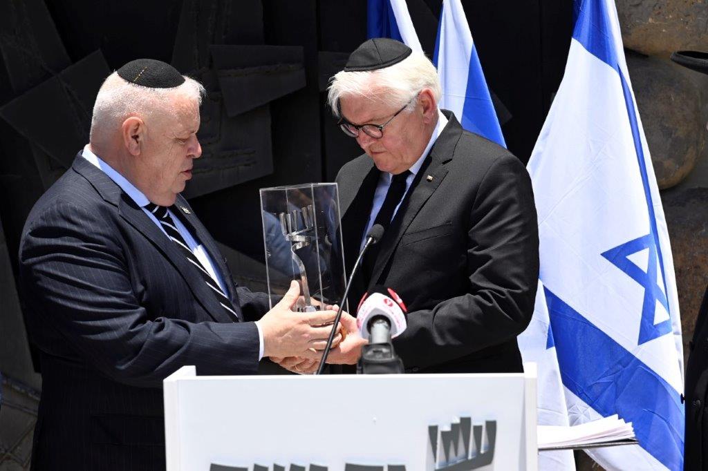 Acting Yad Vashem Chairman Ronen Plot presents the German President with the Yad Vashem Candelabra 