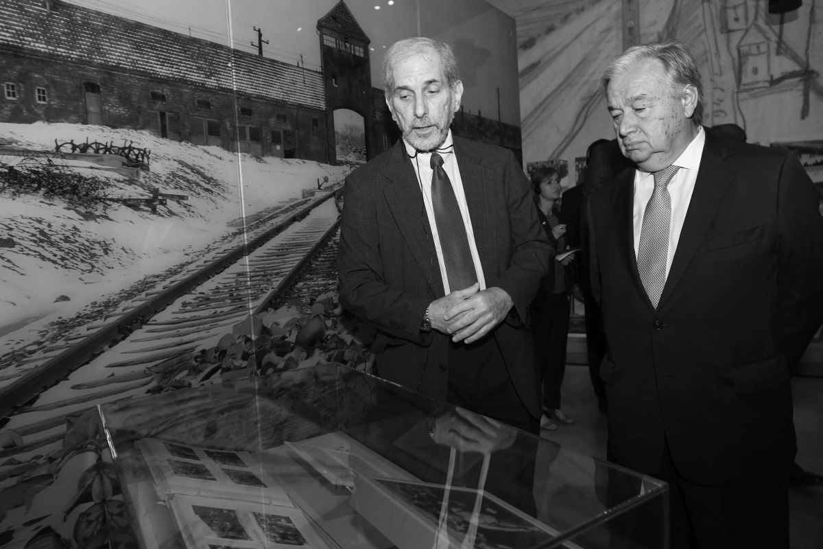 Secretary-General António Guterres tours the Yad Vashem Holocaust History Museum with Dr. David Silberklang