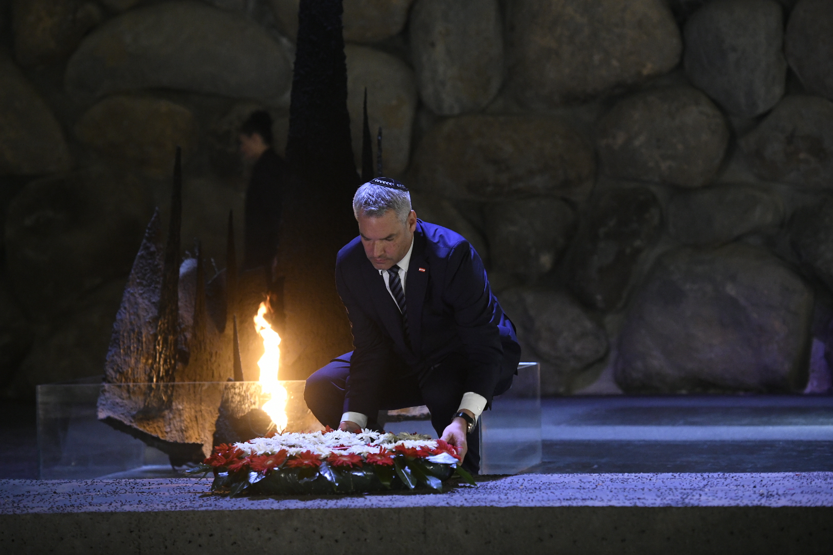קנצלר אוסטריה קארל ניאהמר מניח זר במהלך טקס זיכרון באוהל יזכור.