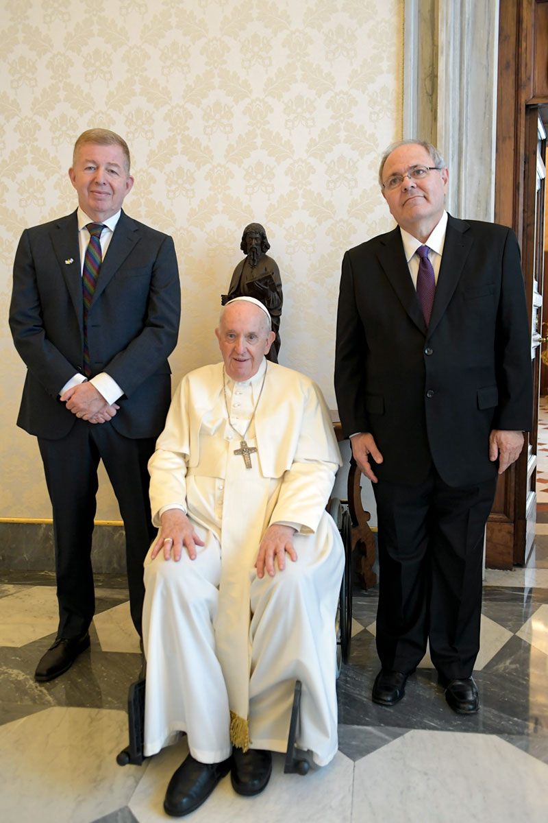 De gauche à droite, l'ambassadeur israélien auprès du Saint-Siège, le pape François reçoit et le président de Yad Vashem Dani Dayan