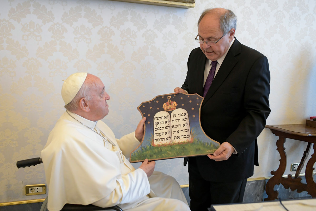 Dani Dayan remet au pape François un cadeau en gage de souvenir extrait de la collection d'objets de Yad Vashem