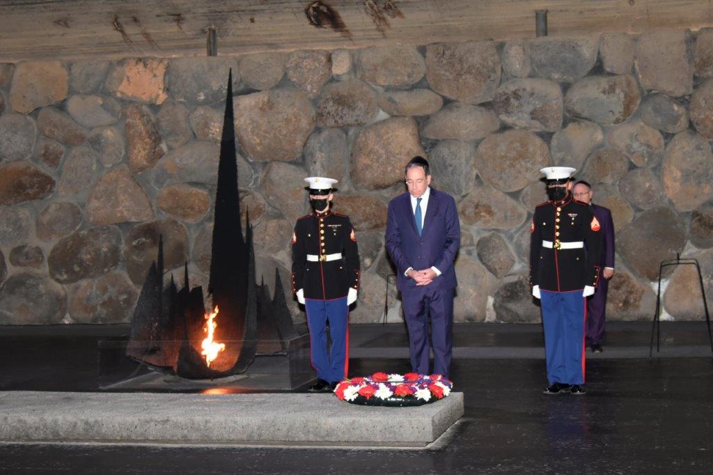 US Ambassador Thomas Nides lays a wreath in the Hall of Remembrance during a memorial ceremony
