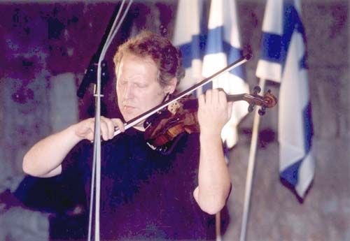 הכנר הבין-לאומי שלמה מינץ מבצע יצירה בקונצרט