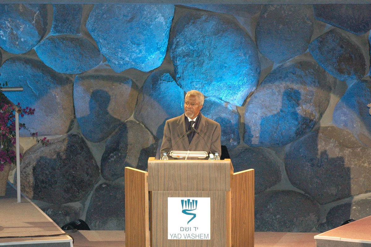 המזכיר הכללי של האו"ם קופי ענאן נושא נאום בטקס לציון חנוכת המוזיאון החדש