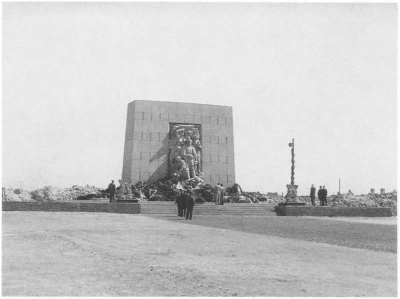 האנדרטה לזכר מורדי גטו ורשה, לאחר טקס הסרת הלוט, אפריל 1948