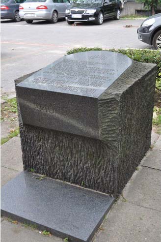 אחת ממצבות הזכרון של "נתיב הזיכרון והגבורה", המוביל מאנדרטת רפפורט אל כיכר השילוחים "האומשלגפלץ"