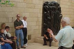 Eliezer Ayalon at Yad Vashem, 2007; Photo credit: Rickweil/Picasa