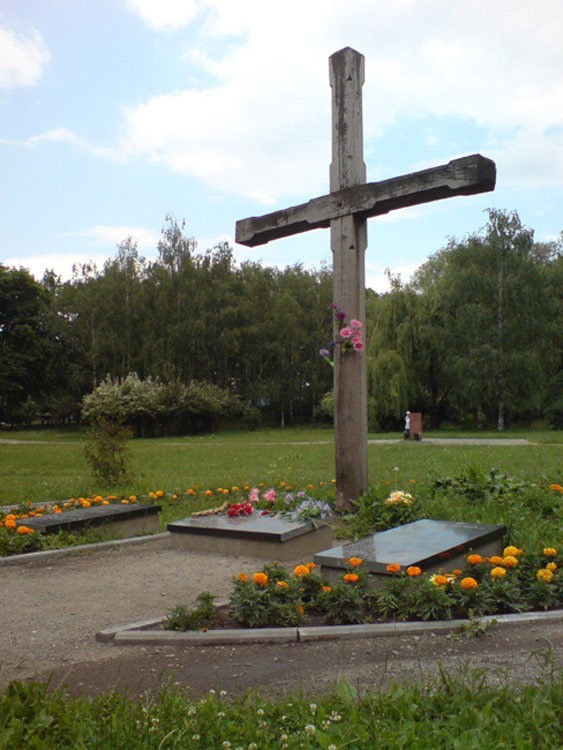 Wooden cross in memory of 621 Ukrainian nationalists murdered in 1942, opened in 1992. Photo by Dgri.