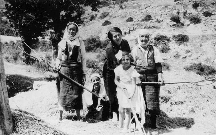 Holiday in a wheat field, Ioannina, Greece, 1930s. Eftichia Batis-Batish (at the back, second from the right) with her daughter Artemis Miron and non-Jewish women, residents of one of the villages in the Epirus Region.