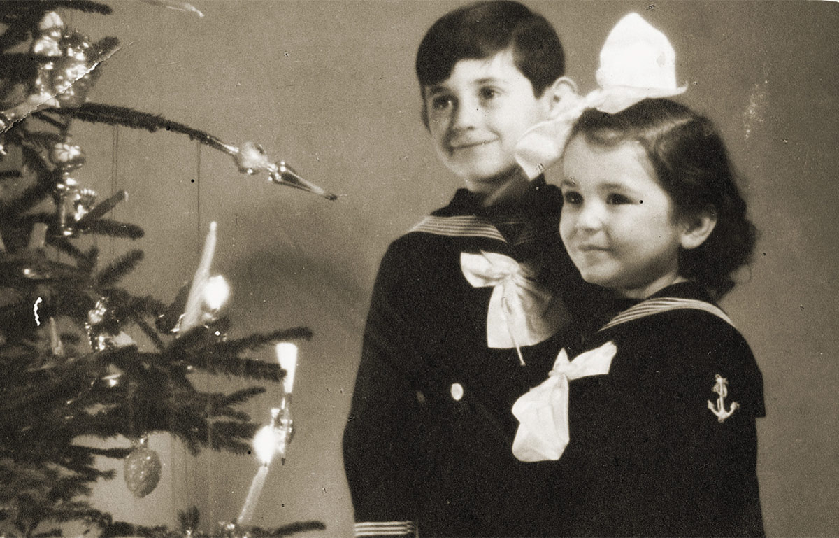 Gavra und Irena Mandil posieren als Fotomodelle neben einem Weihnachtsbaum, 1. September 1940