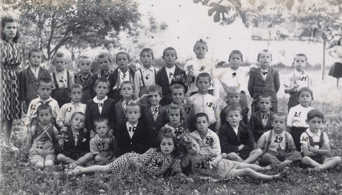 Die Schulklasse von Gavra Mandil in Kavajë (Albanien), 1942. Gavra ist markiert mit der Nummer 30 (Dritte Reihe von oben, ganz rechts)