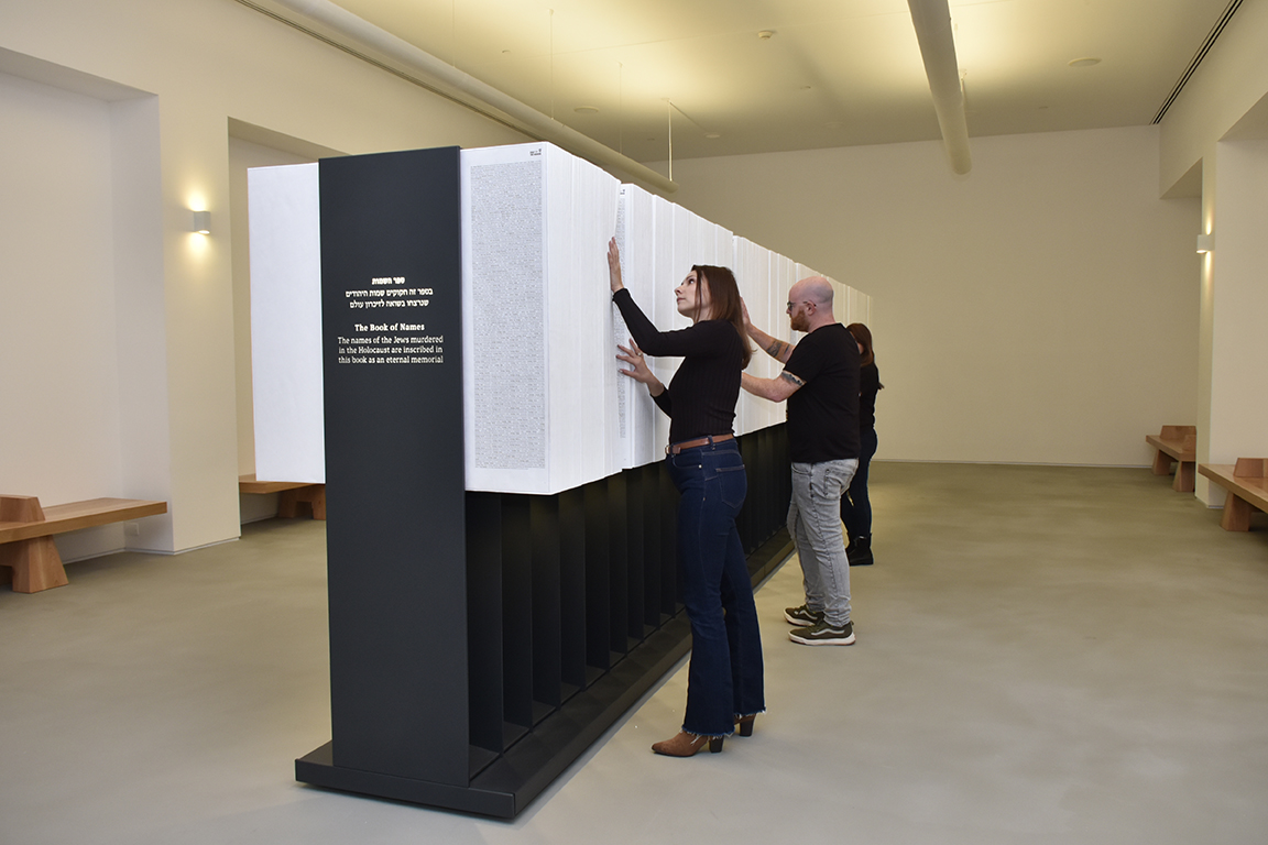 מיצג ספר השמות ביד ושם. 8 מטר של עמודים רחבי היקף המציגים 4.8 מיליון שמות קורבנות השואה