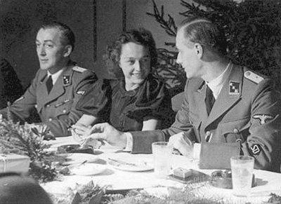 Лагерь Вестерборк, Голландия. Комендант лагеря Геммекер (справа) со своей секретаршей на праздновании Рождества