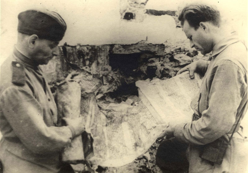 Советские солдаты держат свитки Торы, найденные в Майданеке, 22 июля 1944 года