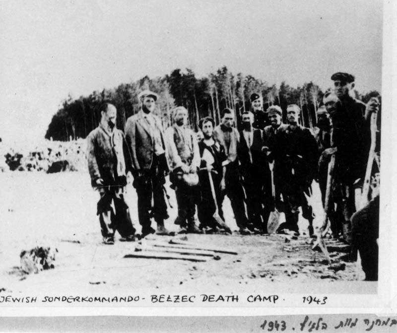 Еврейские узники из зондеркоманды и украинский охранник, Белжец, Польша, 1943 год