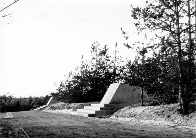 Памятник  уничтоженным в 1942-1943 годах в  Белжеце, Польша