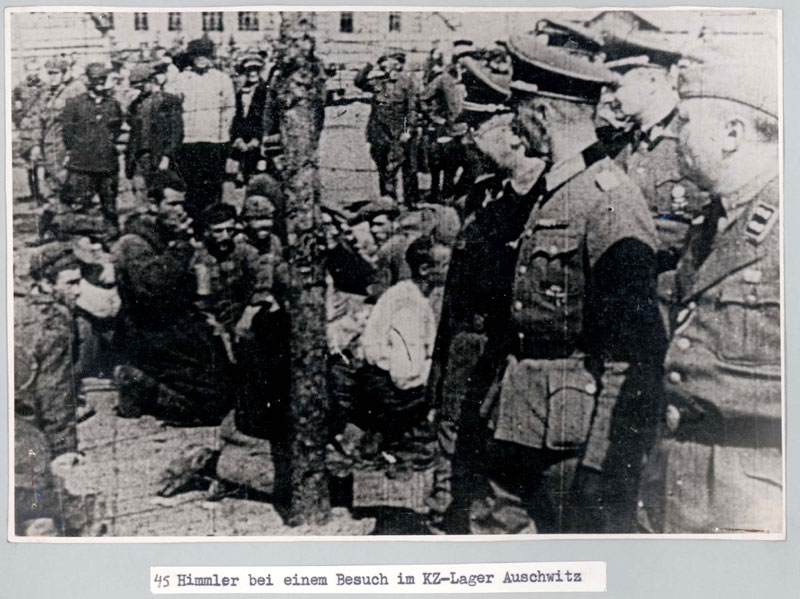 Рейхсфюрер СС Генрих Гиммлер осматривает лагерь Аушвиц, Польша