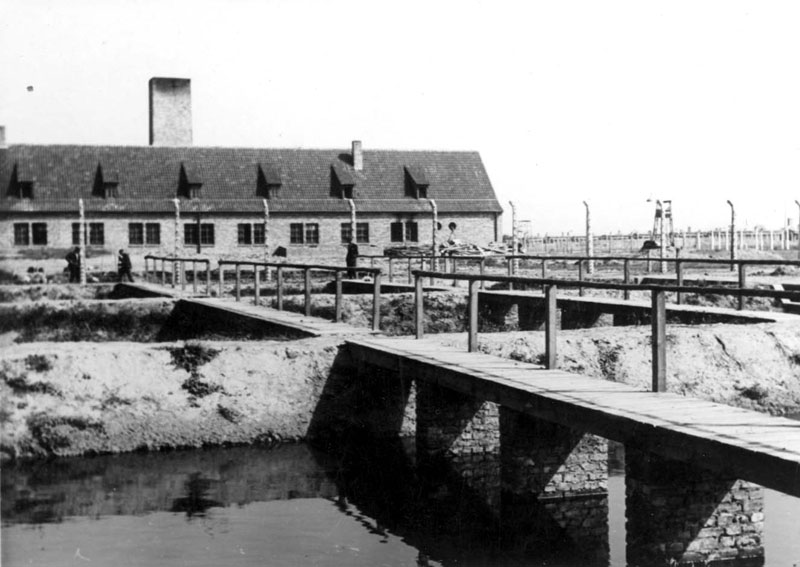 Строительство бассейнов для очищения воды к югу от второго крематория, 1943 год, Биркенау, Польша