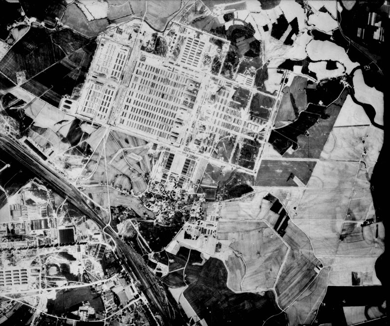 Аэрофотосъемка промышленной зоны возле лагеря, лагерь Биркенау и между ними железнодорожная станция, 26 июня 1944 года