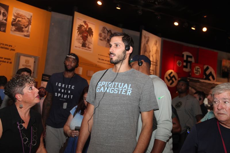 Omri Casspi tours the Holocaust History Museum
