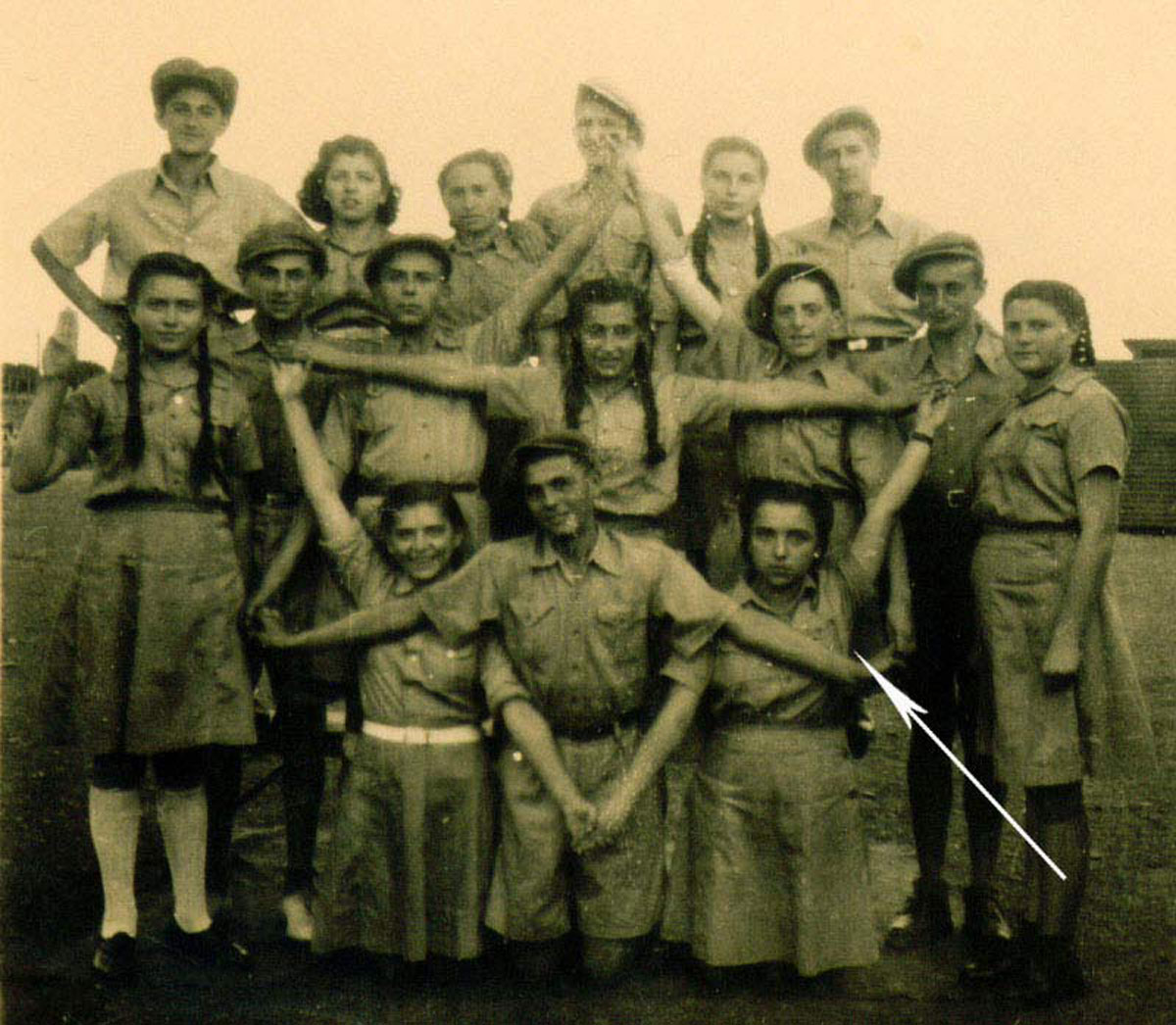 חוה וולף-וויז'ניצר עם חברותיה במחנה המעצר בקפריסין, 1947