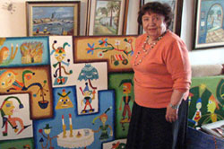 Chava Wolf-Wijnitzer mit ihrem Kunstwerk