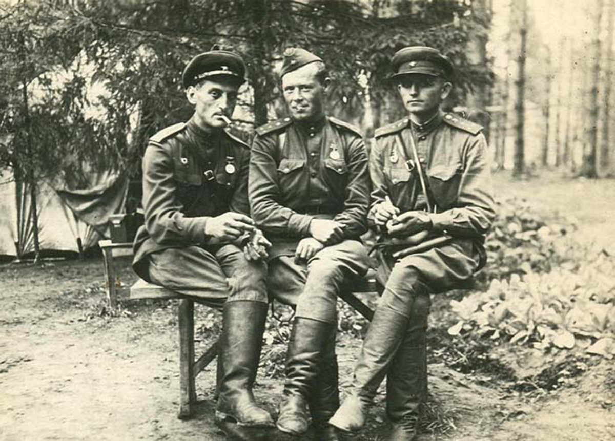 Аарон Чернин, слева, с друзьями-офицерами, во время войны