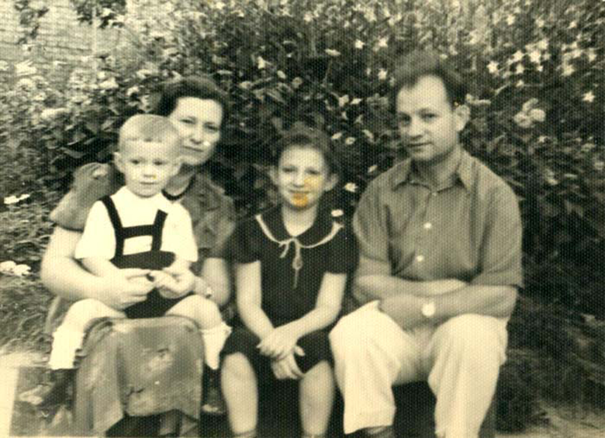 Лиза Чернина-Якубова с мужем и детьми, Харьков, 50-е годы