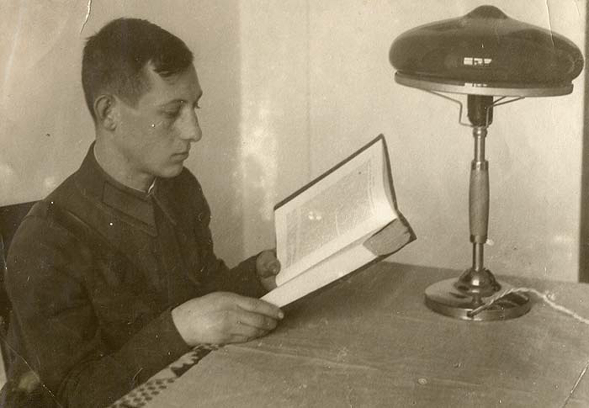 Герш Чернин во время обучения в военном училище, читает труды Марска. Из архива семьи Черниных