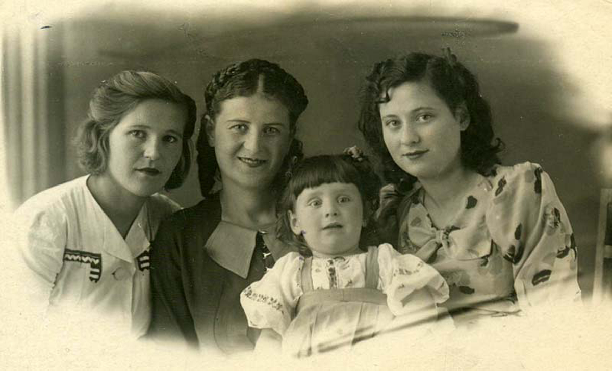 Фаина и Элла Чернины (в центре). Справа сестра Аарона Чернина, Лиза